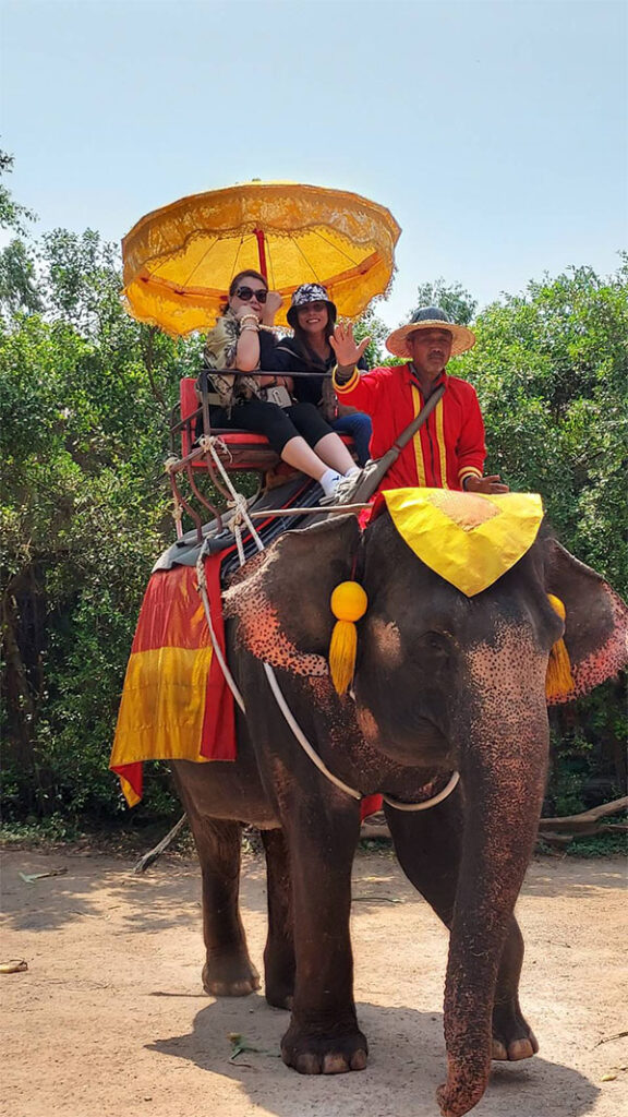 Chang Puak Camp Damnoen Saduak