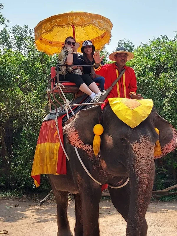 Chang Puak Camp Damnoen Saduak