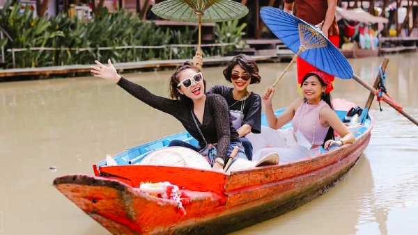 One-way rowing boat ride